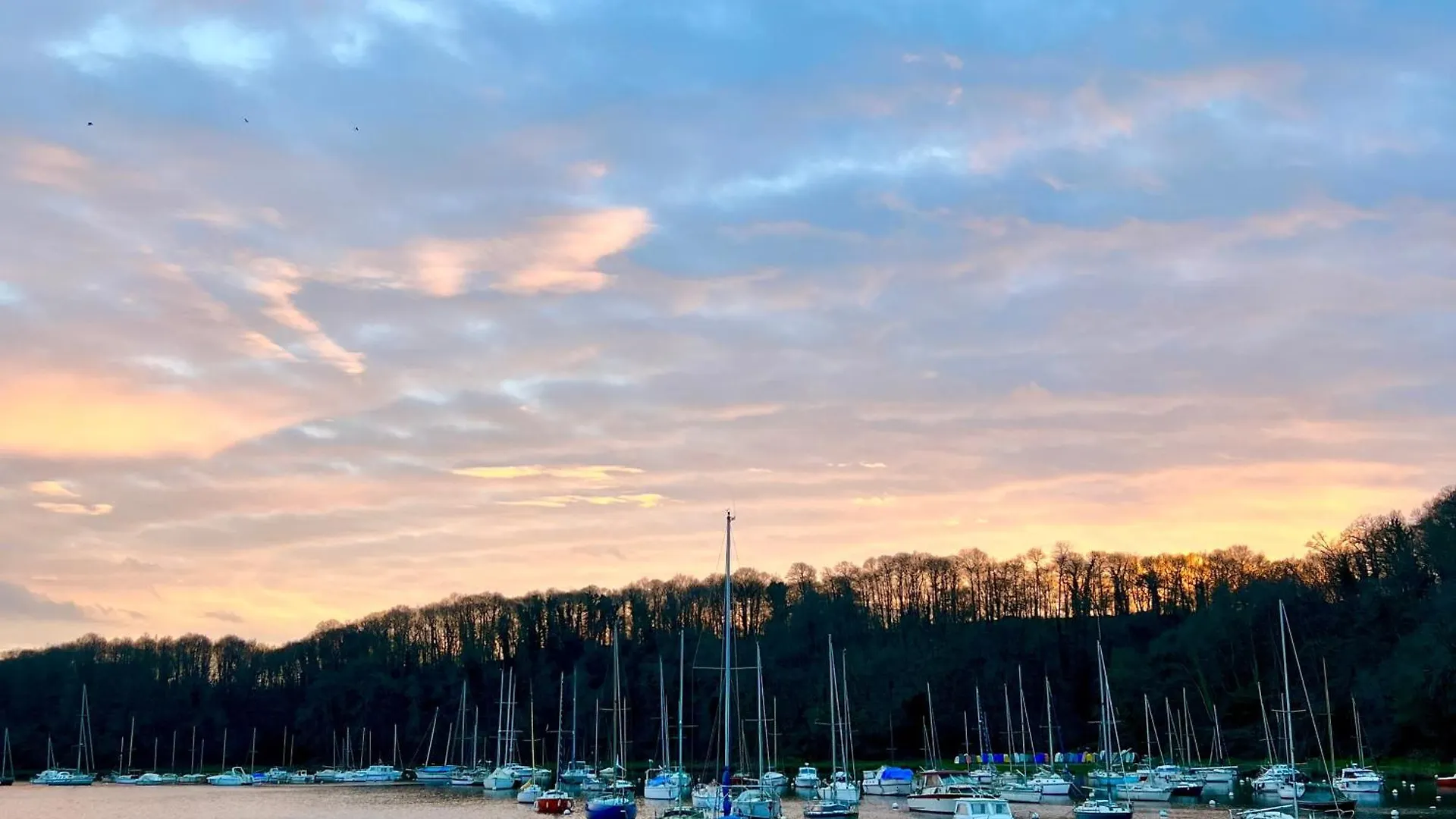 בית נופש La Vicomté-sur-Rance La Maison Rose At Lyvet Port Is A Beautiful Pet Friendly Riverside Gite Close To Dinan Sleeps 6 צרפת