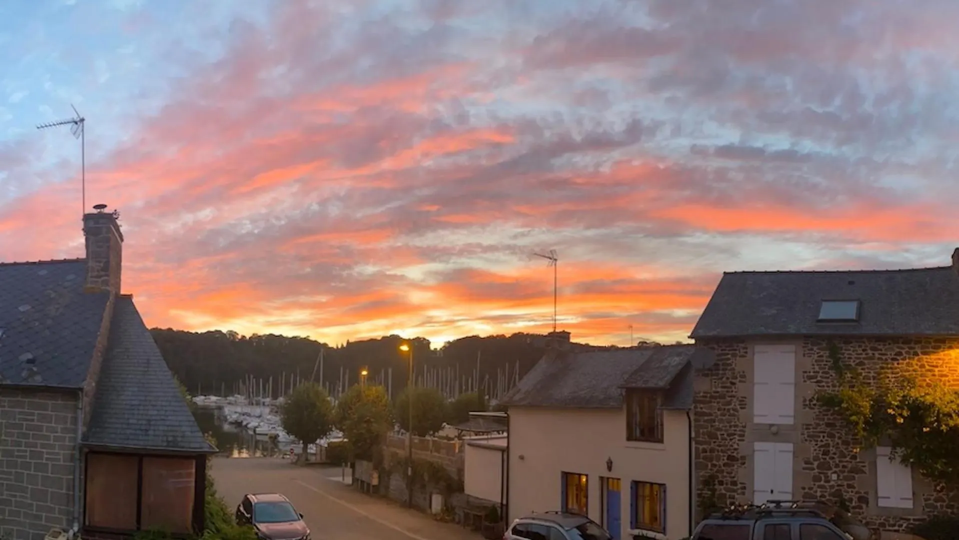La Vicomté-sur-Rance La Maison Rose At Lyvet Port Is A Beautiful Pet Friendly Riverside Gite Close To Dinan Sleeps 6 0*, La Vicomté-sur-Rance צרפת